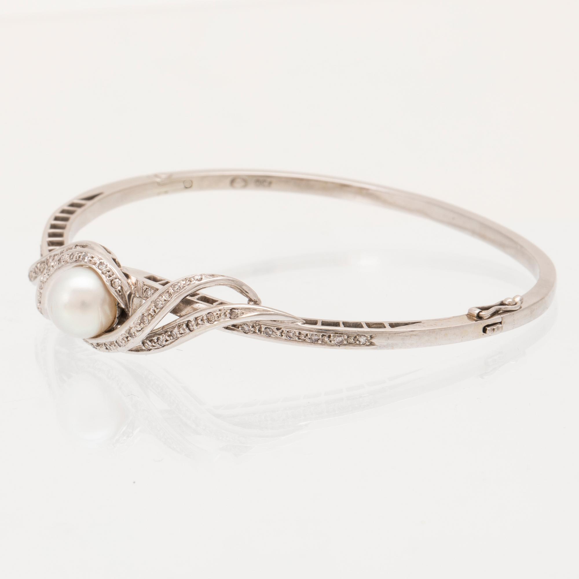 Stelt armband 18K vitguld med enkelslipade diamanter och odlad pärla.