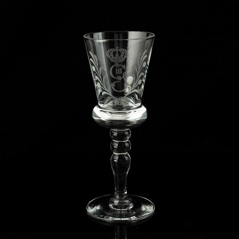 A set of 11 wine glasses and a bottle with stopper, 1900-tal.