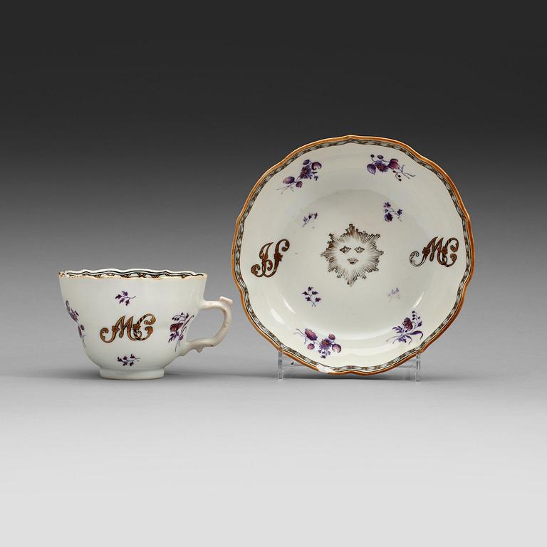 An armorial cup with stand Qing dynasty, Qianlong (1736-95), ca 1760.