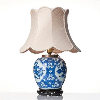 Kruka, porslin. Qingdynastin, Kangxi (1662-1722).
