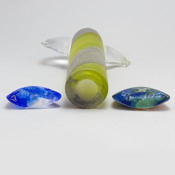 KJELL ENGMAN, VAS samt SKULPTURER, 2 st, glas, Kosta Boda, signerade.