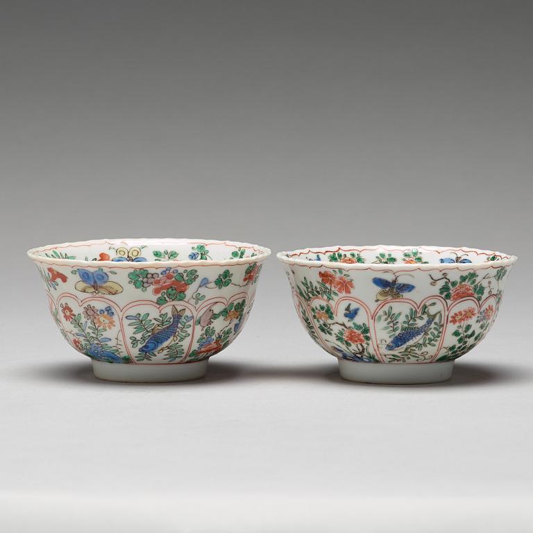 A pair of large famille verte cups with saucers, Qing dynasty, Kangxi (1662-1722).