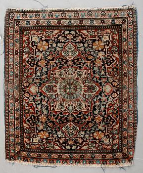 MATTA, semiantik Keshan sk Motachem. Ca 65,5 x 56,5 cm.
