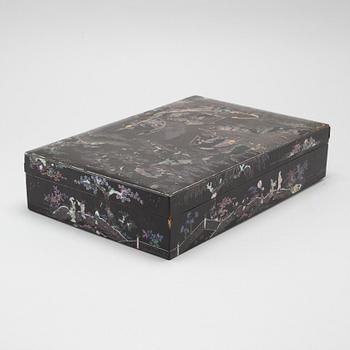 A Chinese lacquered box with cover, early 20th Century.