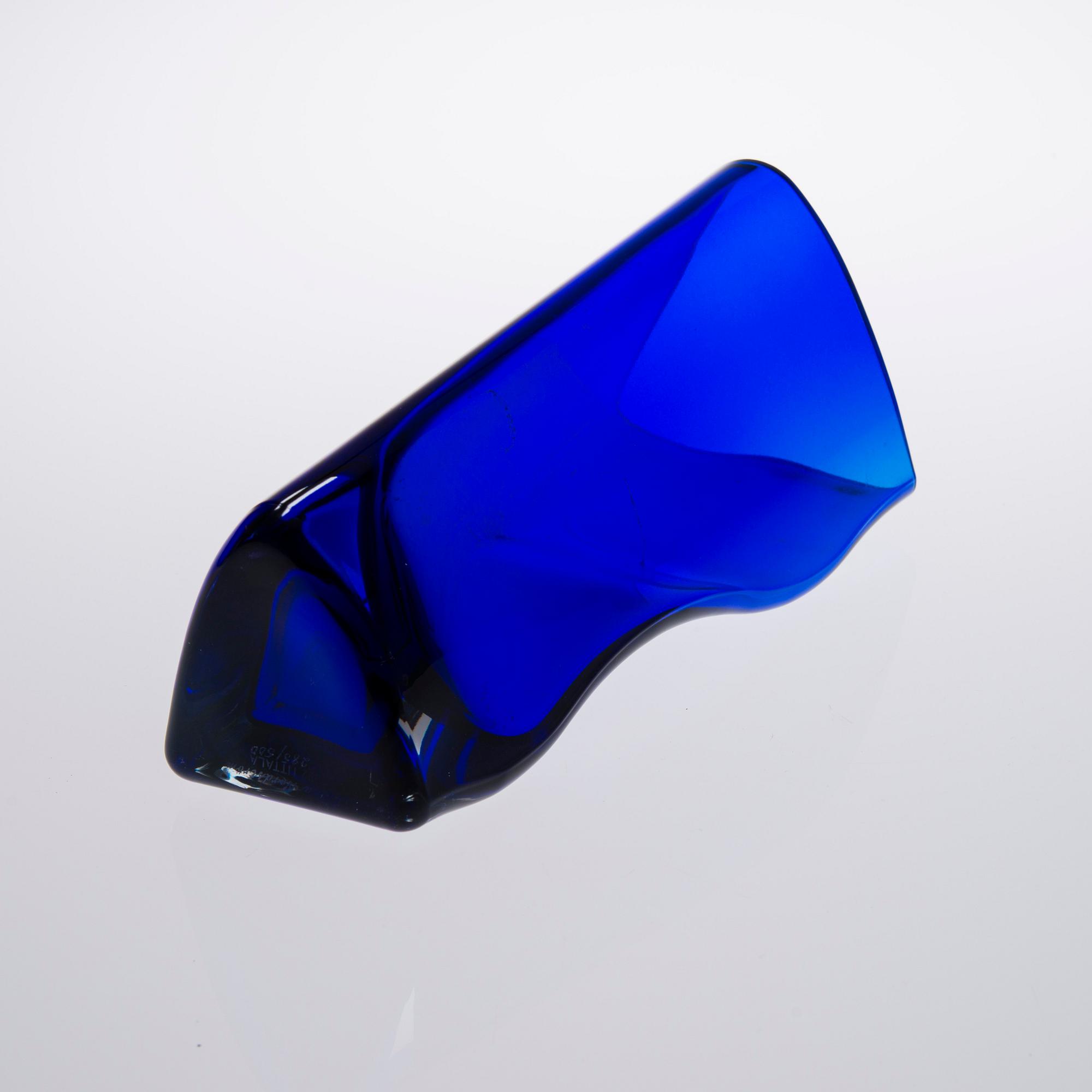 VAS, glas, tvådelad, signerad Tiina Nordström, 1992 Iittala och numrerad 285/500.