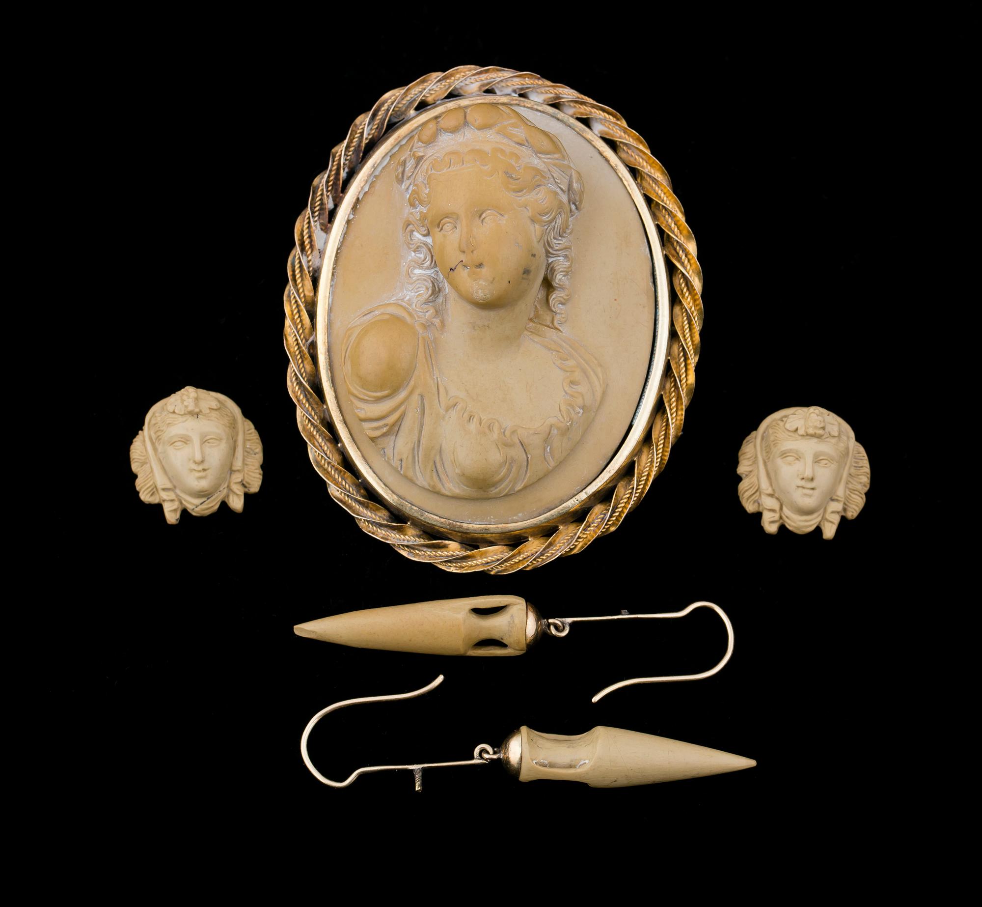 BROSCH samt ÖRHÄNGEN, lavasten och 14 k guld, 1800-tal, Italien.