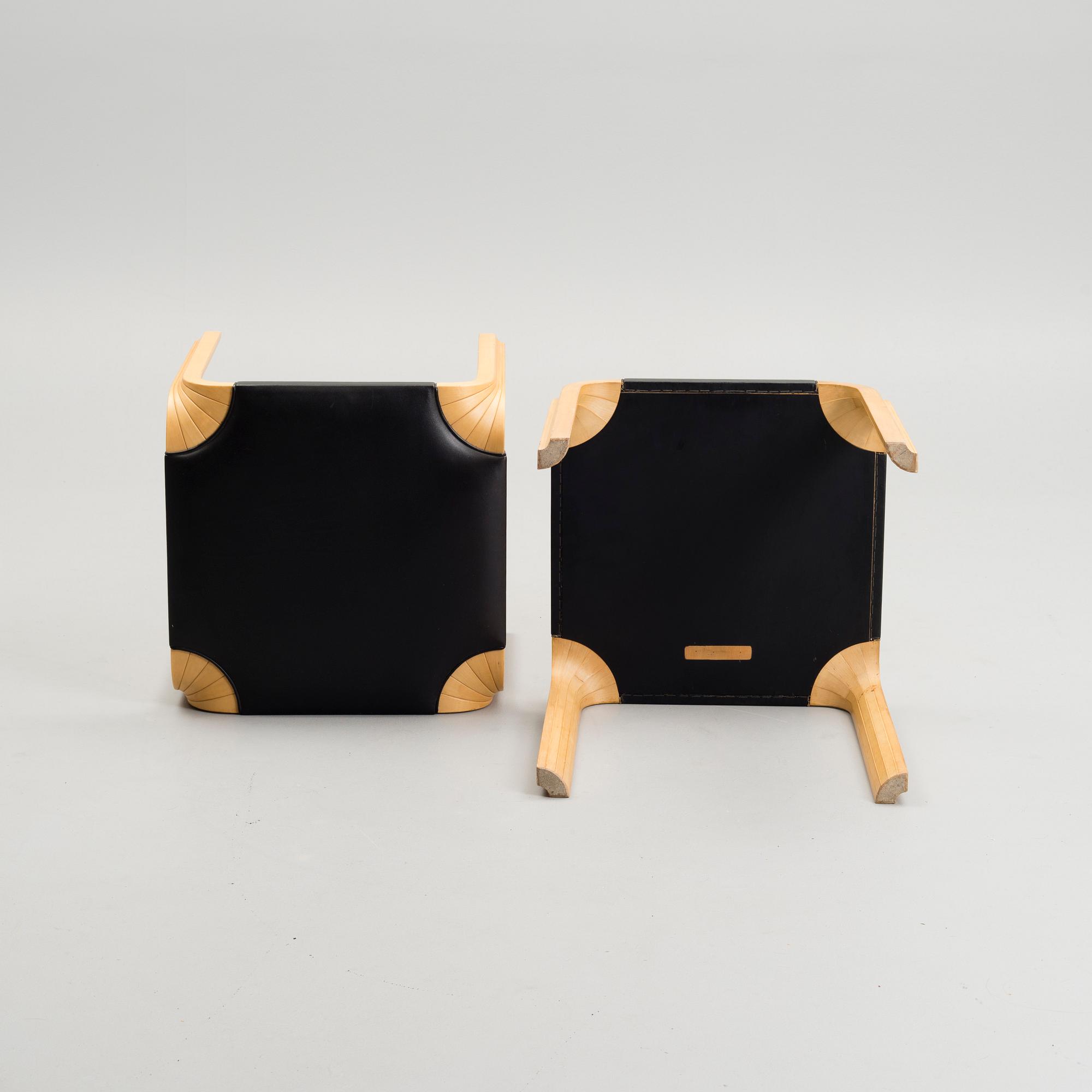 ALVAR AALTO, TVÅ PALLAR.  Modell  X 602. Formgiven 1954. Artek, sent 1900-tal.