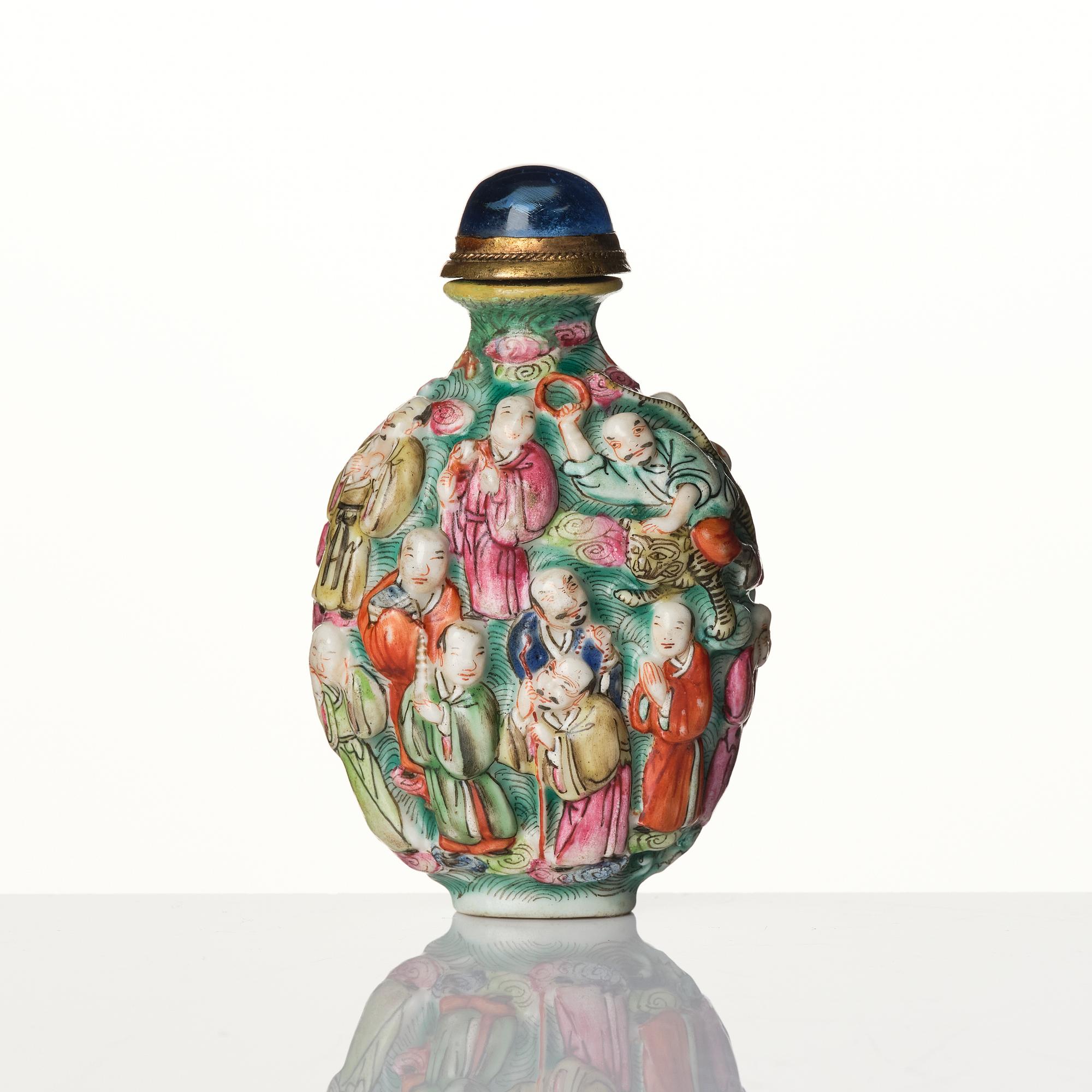 A Chinese porcelain snuff bottle, late Qing dynasty / early 20th century.