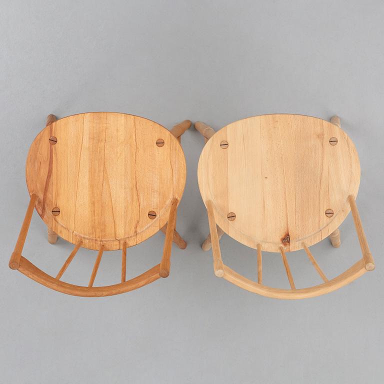 HANS J WEGNER, två Windsor-stolar, Fritz Hansen, Danmark, 1940-50-tal.