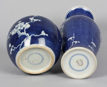 VASER samt BOJANER, 4 delar, porslin, 1800-tal, Kina.