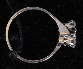 RING, vitguld samt 2 briljanter. Ca tot 0.8 ct.