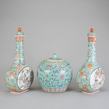 VASER ett par samt URNA, porslin, Kina, omkring sekelskiftet 1900 respektive modern tillverkning.