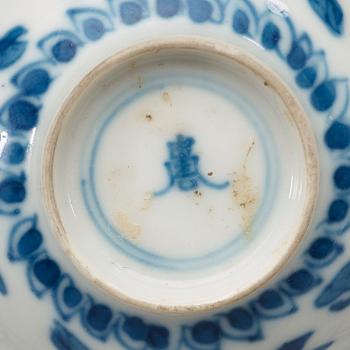 KOPPAR med FAT, fyra stycken, porslin. Qingdynastin Kangxi (1662-1722).