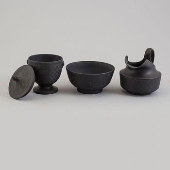 SKÅL, BURK OCH KANNA, svart basalt, England, 1800-talets första hälft.