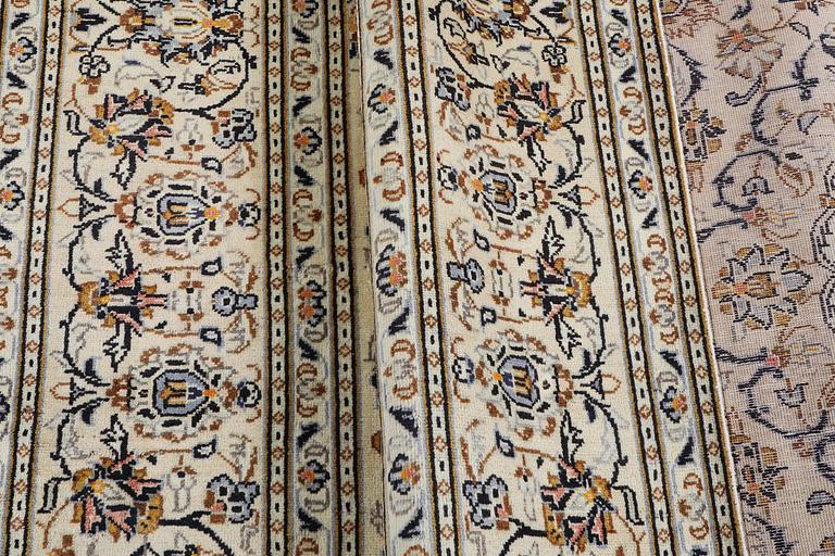 A carpet, Kashan, ca 298 x 199 cm.