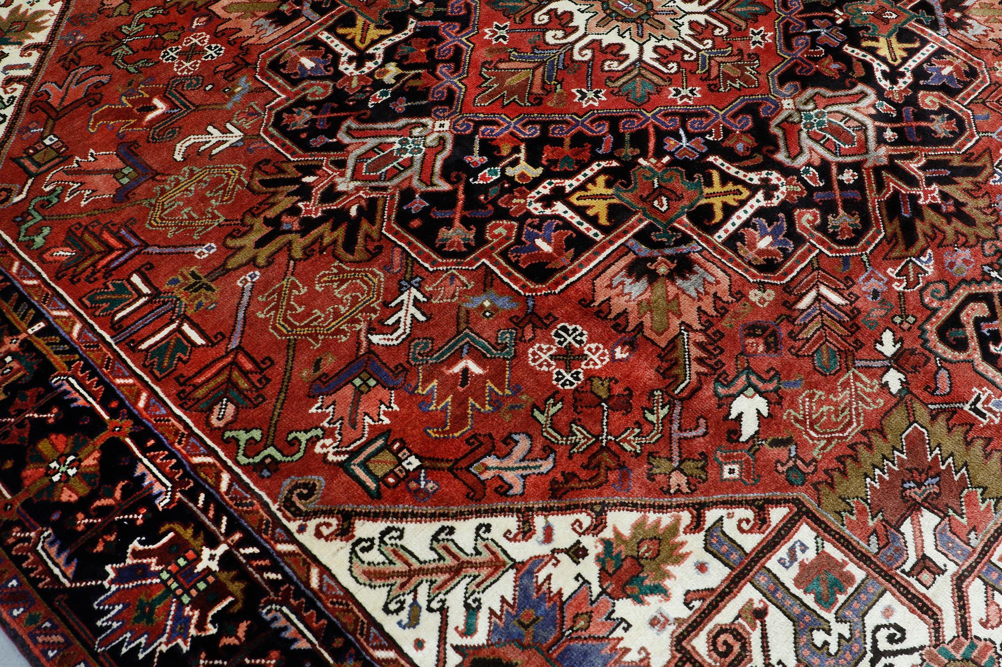 A Heriz/Gorovan carpet, ca 338 x 273 cm.