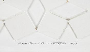 Sven Hansson, relief, signerad och daterad 1991.