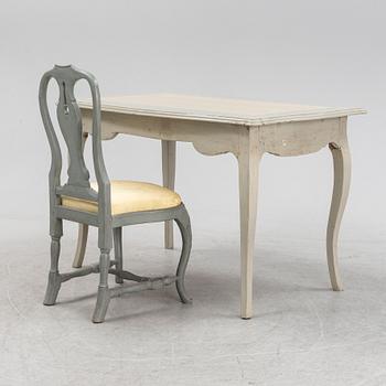 Skrivbord, rokokostil, samt stol.