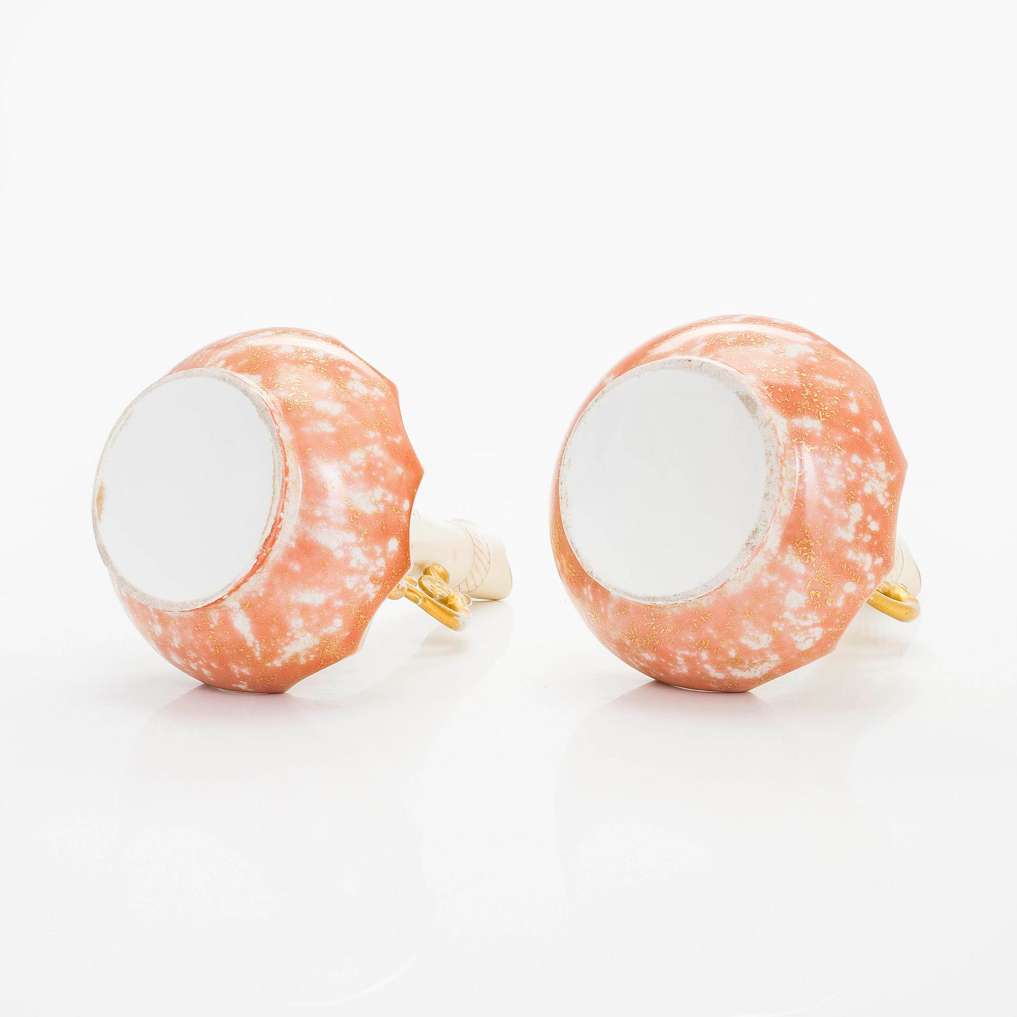 Kannor, ett par, Satsuma, samt urna, Imari, porslin, Japan, 1900-talets början,.