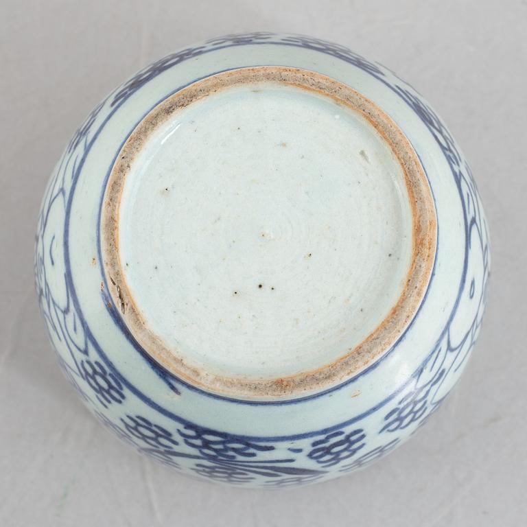 A porcelain table lamp and a box with cover, 19th/20th century.