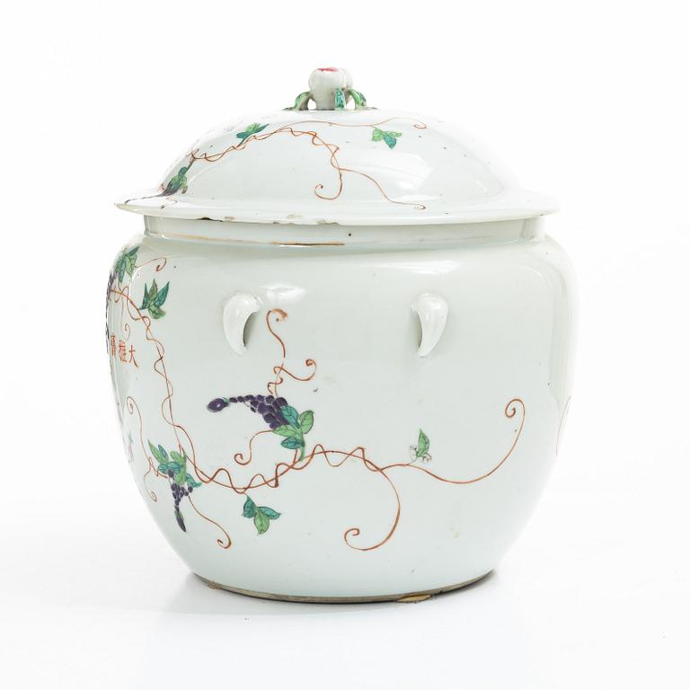 Lacquer urns, China, 19th century.