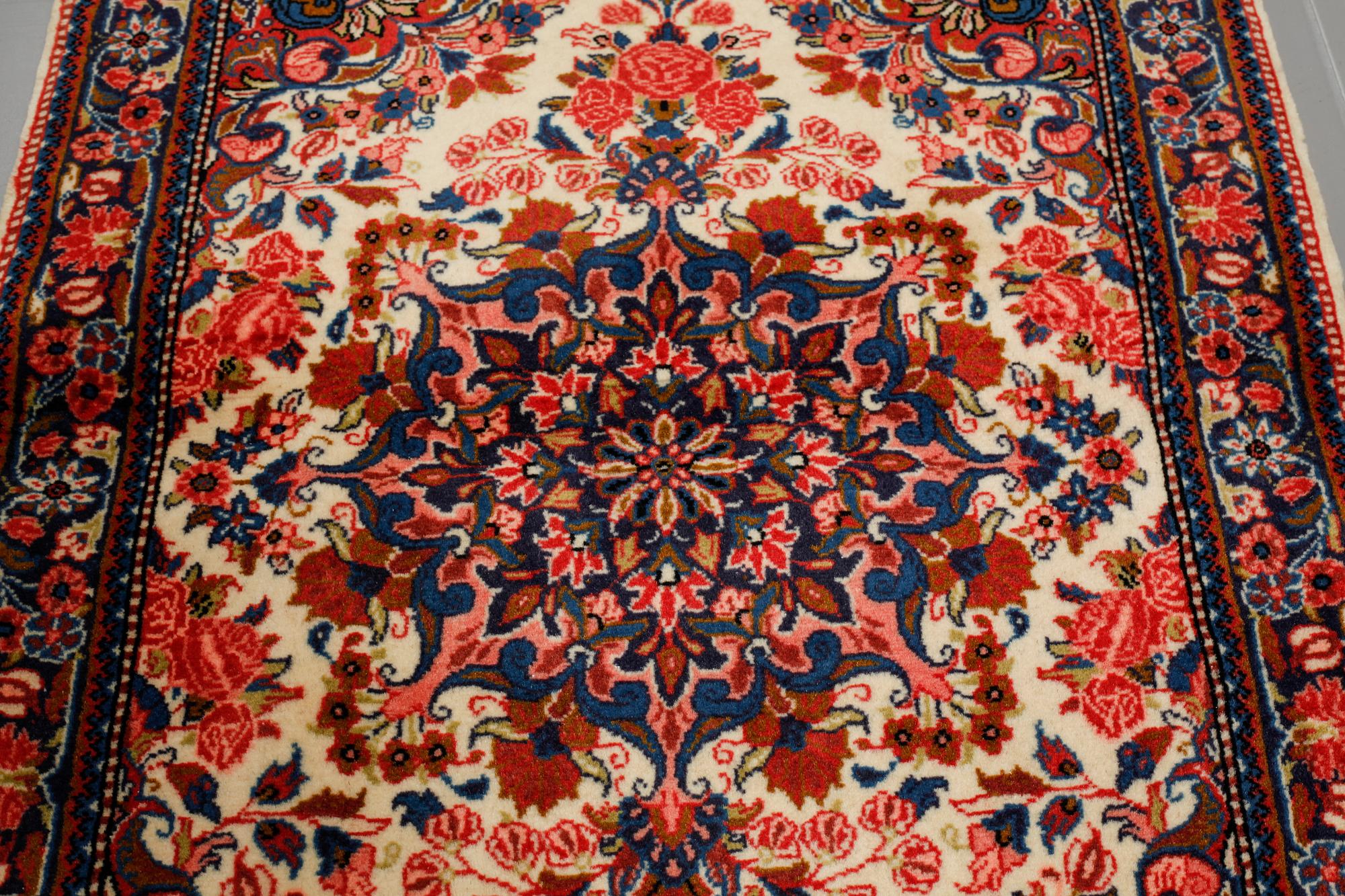 MATTA, Malayer, ca 110 x 70 cm.