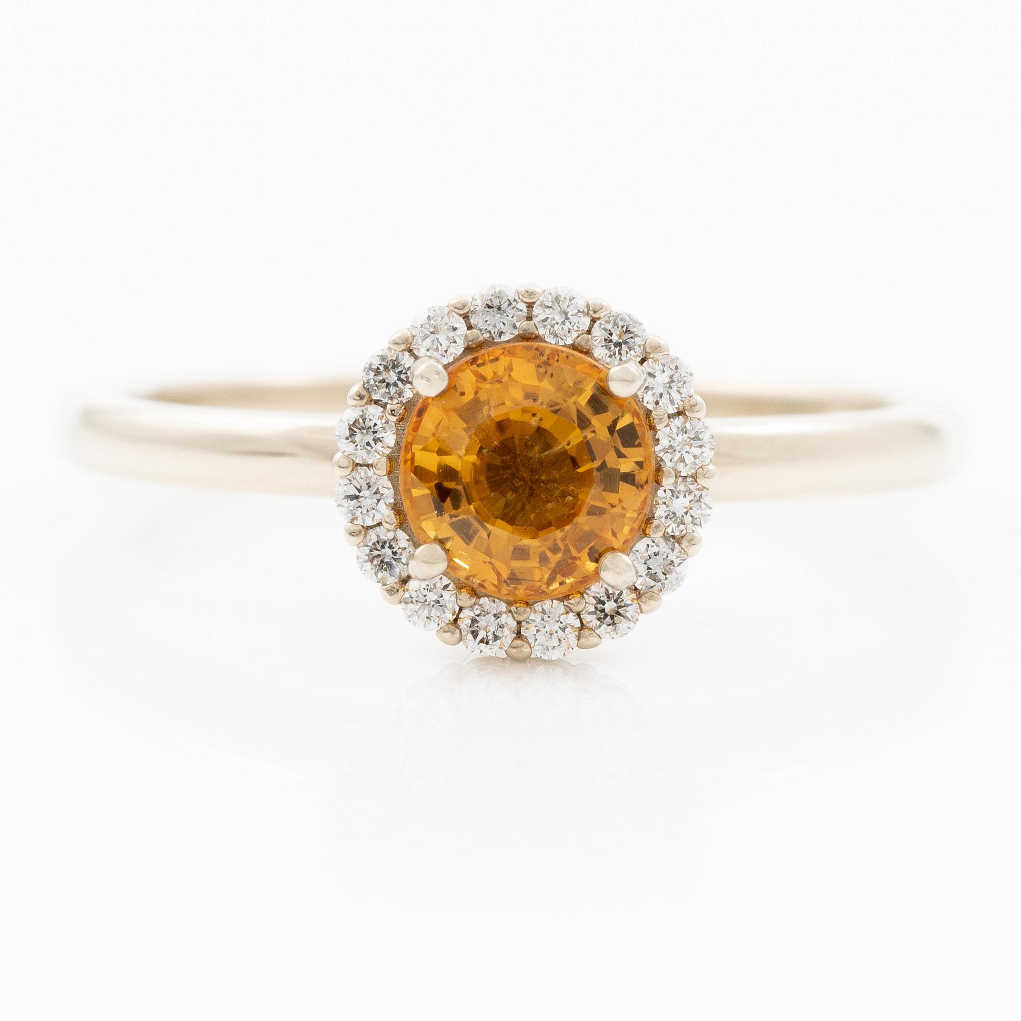 Ring 14K gold with orange sapphire and brilliant-cut diamonds.