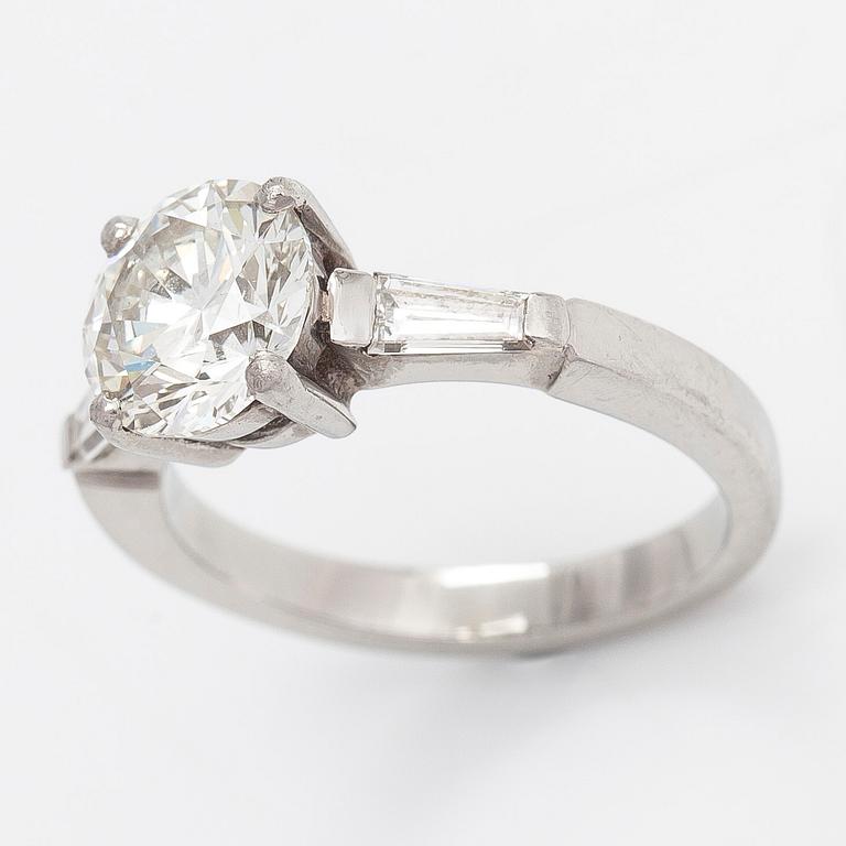 A platinum ring with a brilliant cut diamond ca 1.80 ct and two side-diamonds totalling ca 0.10 ct. With certificate.