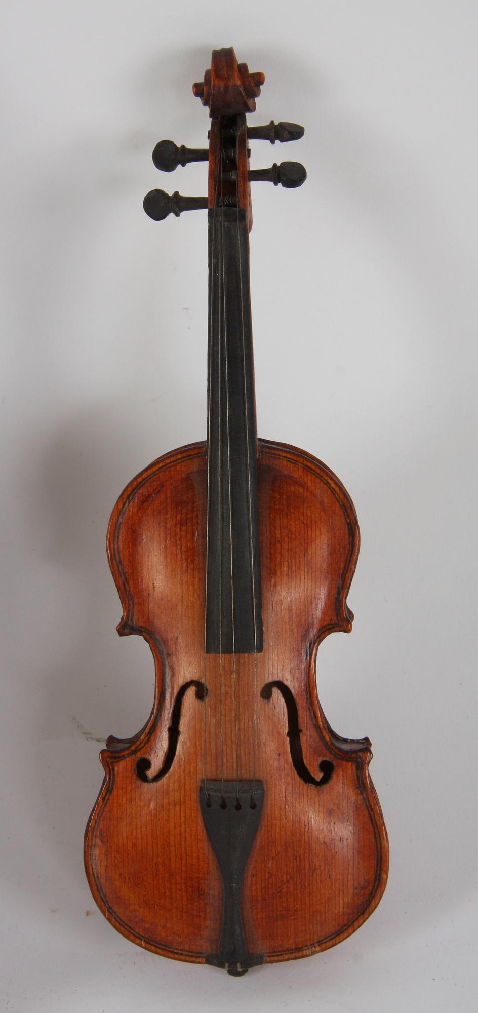 MINIATYRGITARR, och FIOL.