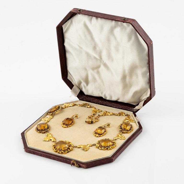 A necklace and a pair of earrings in 14K gold with faceted citrines.