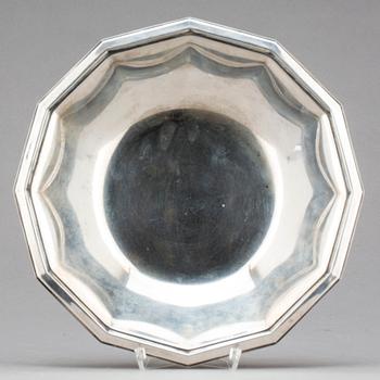 SKÅL, silver, Svenska importstämplar, 1933. Vikt ca 383 g.