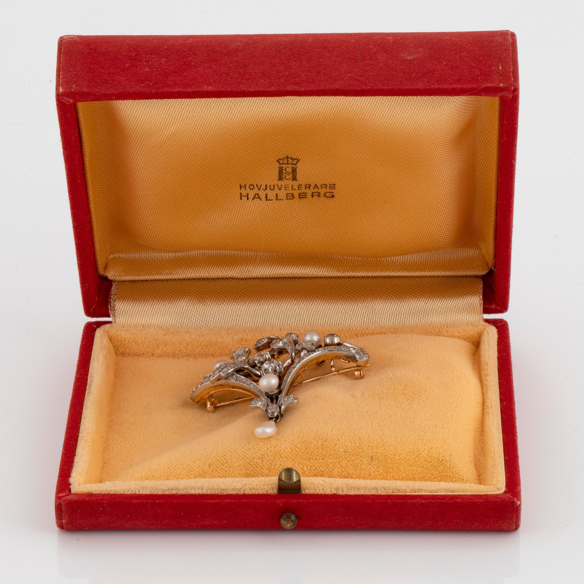 An 18K gold and platinum brooch set with old- and rose-cut diamonds.