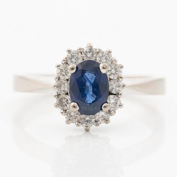 18K white gold ring with a blue sapphire and round brilliant-cut diamonds.