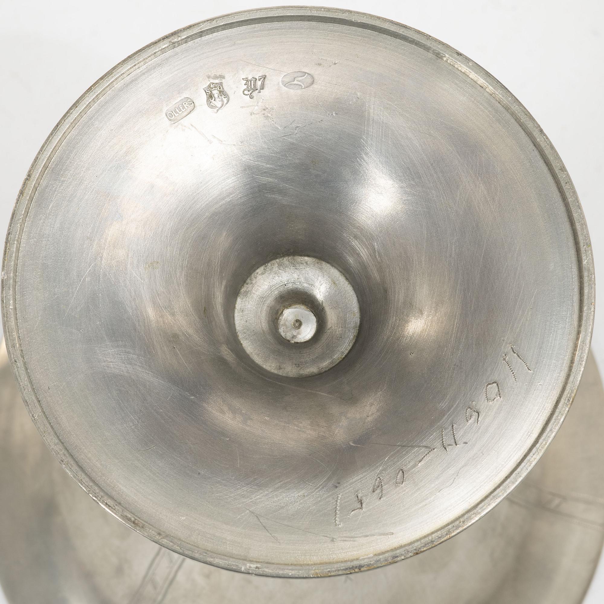 Edvin Ollers, A pair of similar pewter vases, Schreuder and Olsson, Stockholm, 1925.