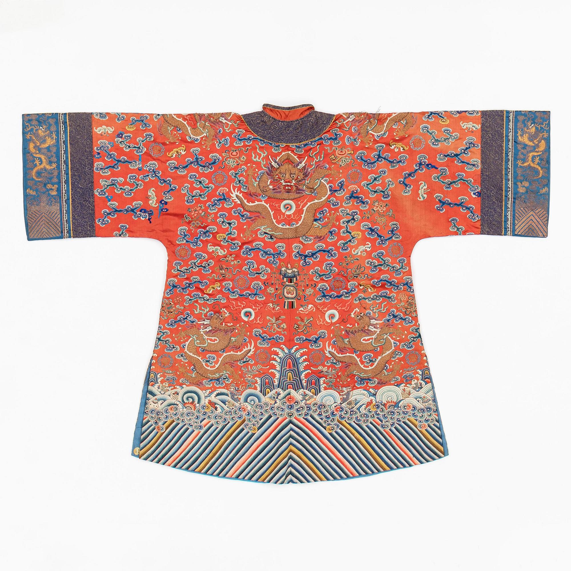 A Chinese embroidered silk robe, late Qing dynasty, 19th century.