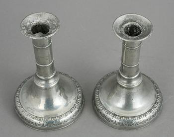 LJUSSTAKAR, ett par, tenn, Sven Berglund, Malmö, 1800-talets första hälft.