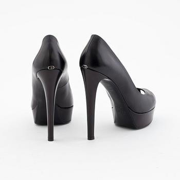 CHRISTIAN DIOR, ett par pumps.