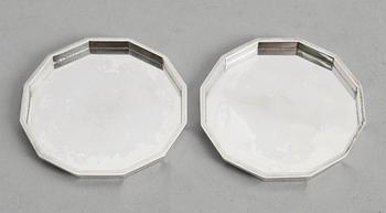 GLASUNDERLÄGG, 1 par, silver, Wiwen Nilsson, Lund 1972. Vikt ca 84 gram.
