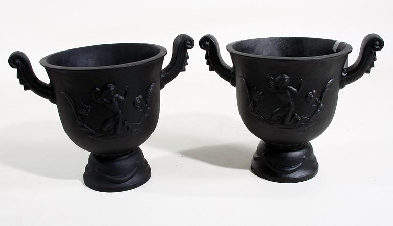 TRÄDGÅRDSURNOR, ett par, aluminium, design Ivar Johnsson, Näfveqvarns Bruk AB, 2000-tal.