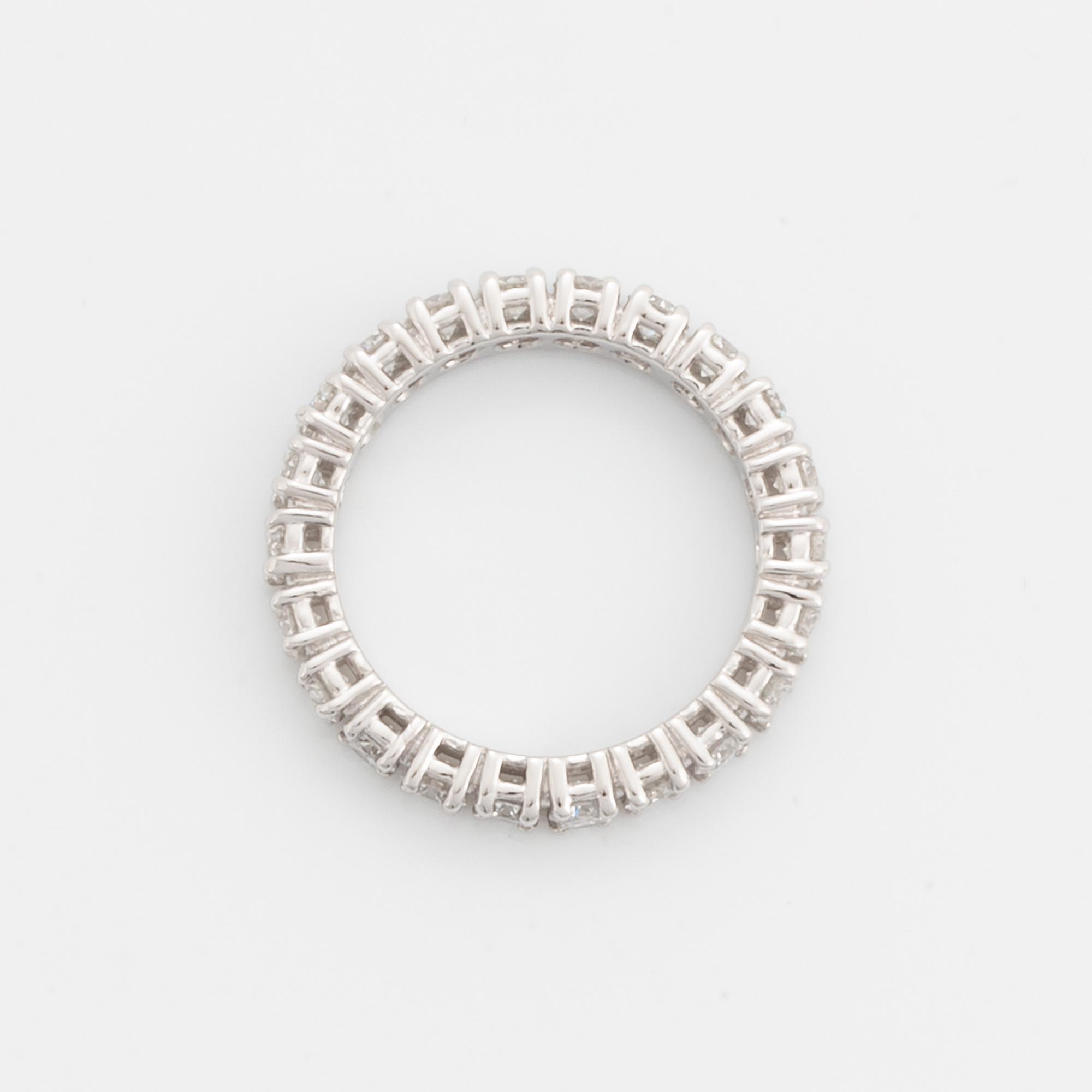 Alliansring med briljantslipade diamanter, med cert HRD.