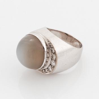 Ring 18K vitguld med en cabochonslipad månsten och runda briljantslipade diamanter.