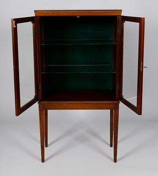 VITRINSKÅP, gustaviansk stil, 1900-talets mitt.