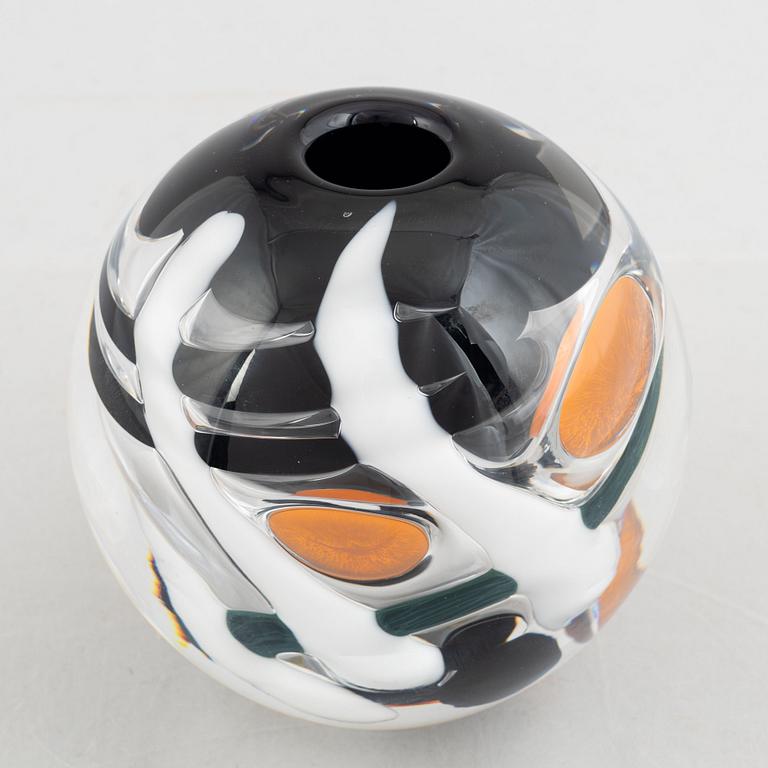 Lars Hellsten, an 'ariel' glass vase, Orrefors 1989.