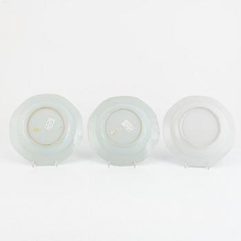 Tallrikar, 17 stycken samt terrinfat, porslin, Kina, Qingdynastin, Qianlong (1736-95) och Jiaqing (1795-1820).