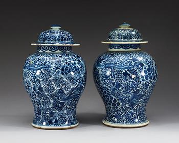 URNOR med LOCK, två stycken, porslin. Qing dynastin, Kangxi (1662-1722).