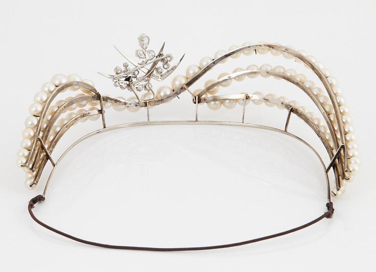 Diadem odlade pärlor samt avtagbar WA Bolin brosch med gammalslipade diamanter.