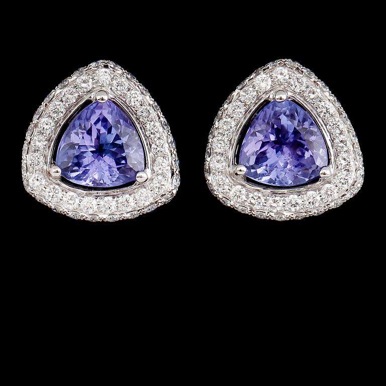 ÖRHÄNGEN, 1 par, 18 k vitguld, blå tanzaniter tot ca 3.90 ct, briljantslipade diamanter tot ca 1.44 ct.