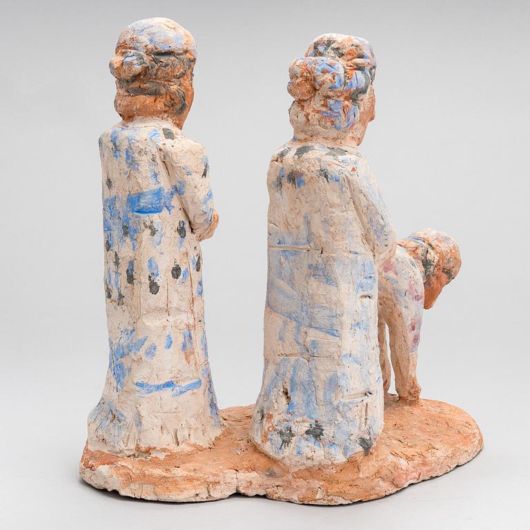 MILJA AARNIO, SKULPTUR, målad terracotta. Signerad och daterad MA -87.
