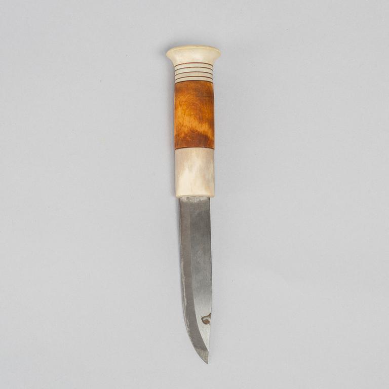 Thore Sunna, a reindeer horn knife.
