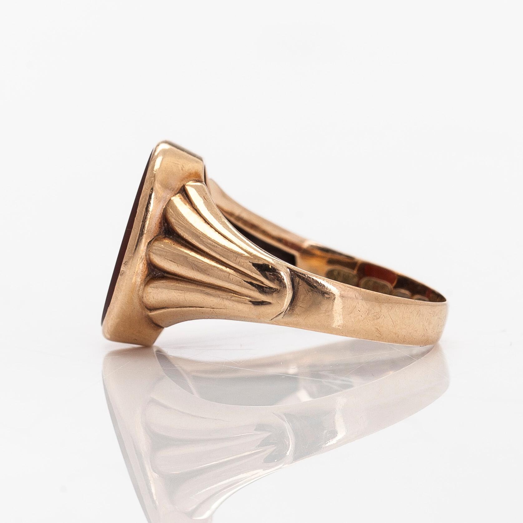 Ring, 14K guld med en oval sard sten, Westerback, Helsingfors 1956.